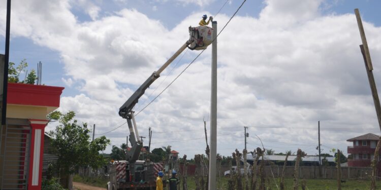 EDEEste instala redes eléctricas en Santana Bella, Higüey beneficiando a decenas de familias