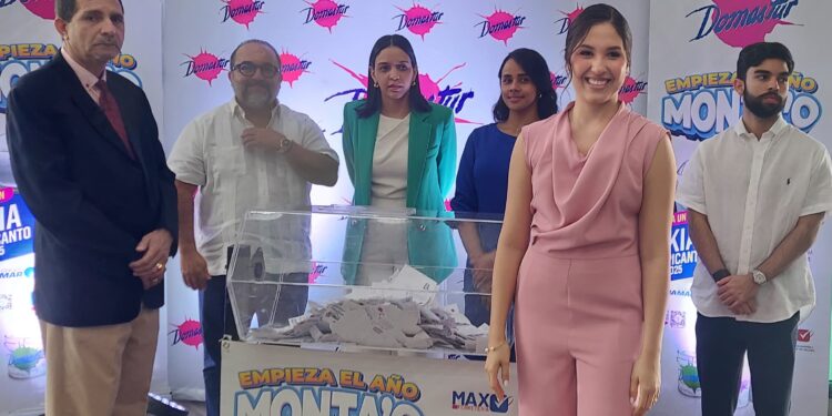 Clienta gana un Kia Picanto 2025 en promoción de Max Ferretería Galería 360 y pinturas Domastur