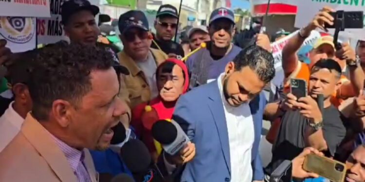 Musicólogos marchan hacia Palacio Presidencial en contra de las medidas de Interior y Policía. VIDEO..