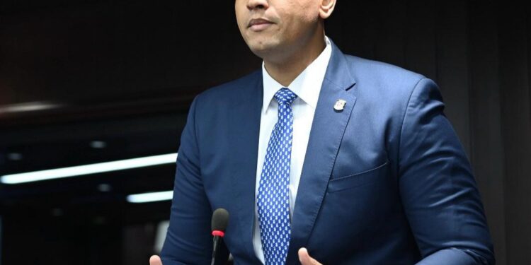 Diputado Stalin Vásquez somete proyecto de ley que cambiaría Interior y Policía