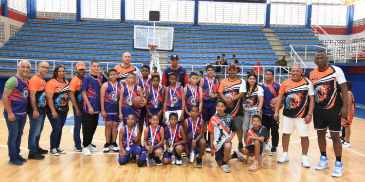 Fundación Los Mina Unidos por Siempre impulsa el baloncesto en San Francisco de Macorís