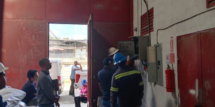 PGASE y EDEESTE intervienen fábrica China conectada a energía electrica ilegalmente en Santo Domingo Norte
