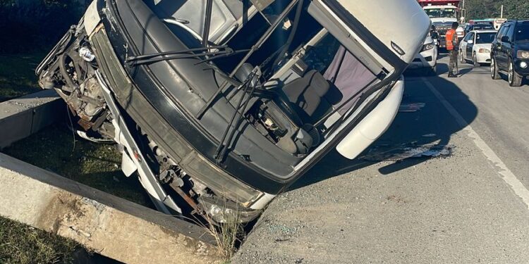 El 911 coordina asistencia accidente de autobús dejó cuatro heridos en la 6 de Noviembre