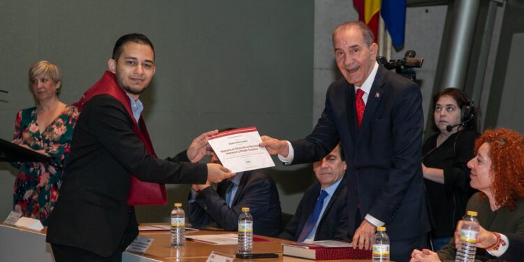 García Fermín encabeza entrega de certificados de maestría a 56 dominicanos en España