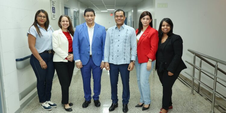 Director de la DIDA visita centro médico UCE y evalúa servicios a los usuarios