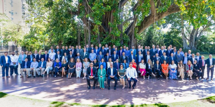 RD e IDAC reciben representantes internacionales en conferencia “Combustible y sostenibilidad”