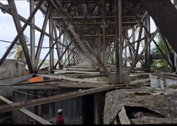 Puente de la 17 se cae a pedazos,habitantes de bajo de la estructura  reiteran llamado de desalojo