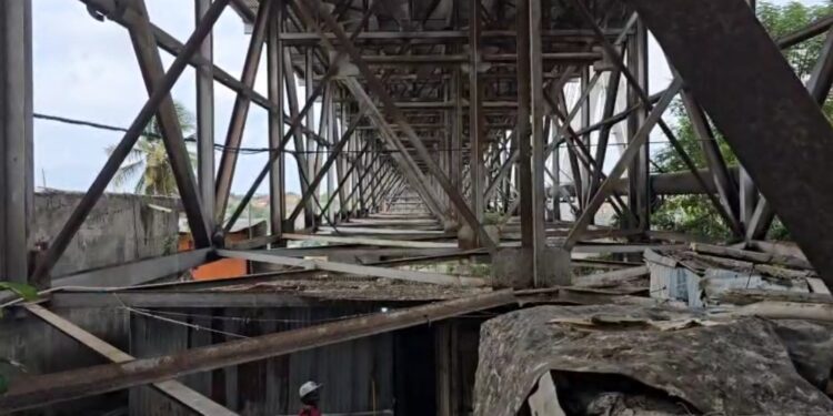 Puente de la 17 se cae a pedazos,habitantes de bajo de la estructura  reiteran llamado de desalojo