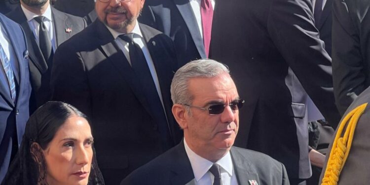 Presidente Abinader y primera dama asisten a funeral Papa Francisco