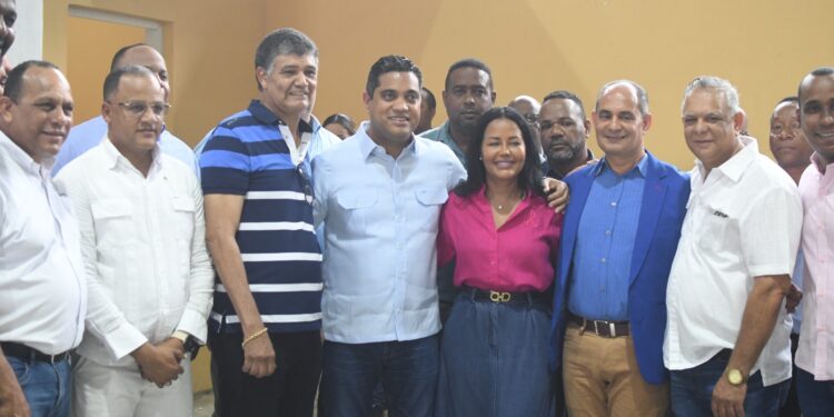 Ministro de Deportes Kelvin Cruz supervisa trabajos de reconstrucción polideportivo de Las Caobas