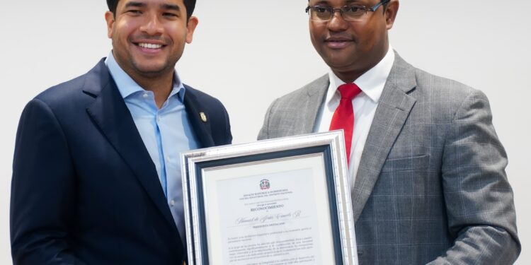 Reconocen trayectoria de periodista de RNN Jesús Camilo
