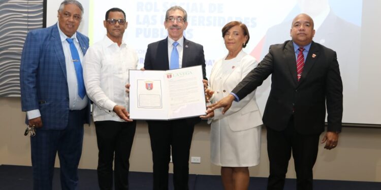 Alcaldía declara a Asjana David como “Huesped distinguido de La Vega” por su trayectoria en la UASD