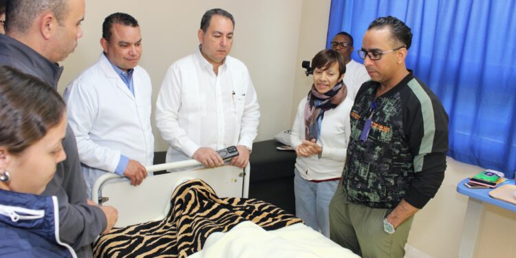 Titular SNS visita pacientes ingresados en el Ney Arias Lora