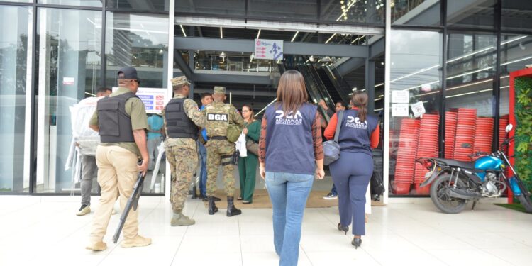 Tras detectar presuntas irregularidades en importación Aduanas inspecciona tres comercios chinos