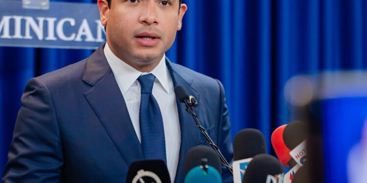 Senador Omar Fernández deposita proyecto de protección víctimas de Jet Set con 10 medidas especiales