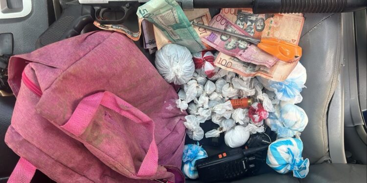 DNCD busca a “El Flaco” quién enfrentó a tiros agentes en Gaspar Hernández; ocupan drogas y escopeta