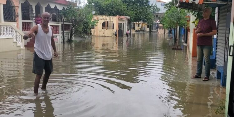 Lluvias dejan incomunicados habitantes cercanos a la calle cisne, en Los Americanos de Los Alcarrizos