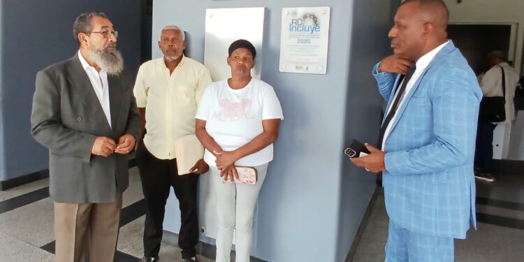 Denuncian oficial PN remozó vivienda que había alquilado y pretende apropiarse del inmueble