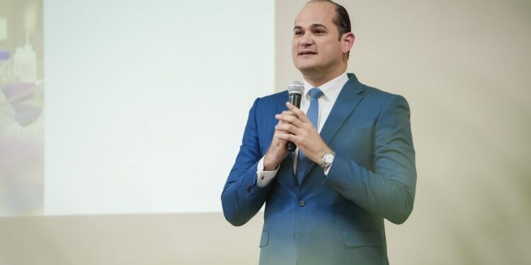 Adolfo Pérez plantea necesidad de equilibrio entre acceso a medicamentos y propiedad intelectual