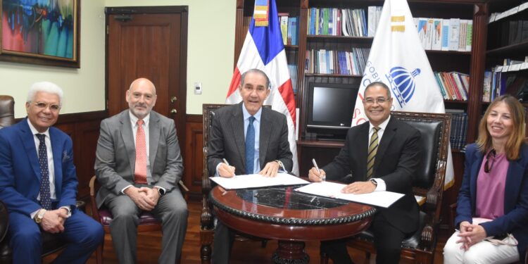 MESCyT firma acuerdo para becas con Universidad Dominicana San Valero