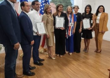 Consulado RD en Miami reconoce al doctor Luís Cruz y a periodistas de la Salud