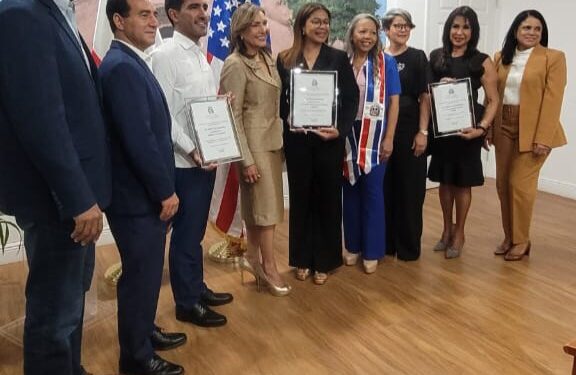 Consulado RD en Miami reconoce al doctor Luís Cruz y a periodistas de la Salud