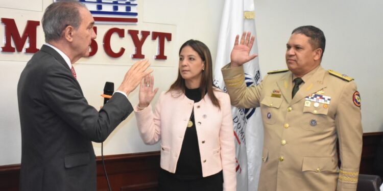 Juramentan nuevos miembros del Consejo Nacional de Educación Superior, Ciencia y Tecnología (CONESCyT) con miras a definir estrategias en el sistema educativo superior