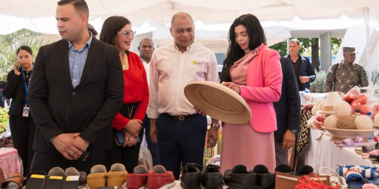 Procuradora general valora feria artesanal de privados de libertad