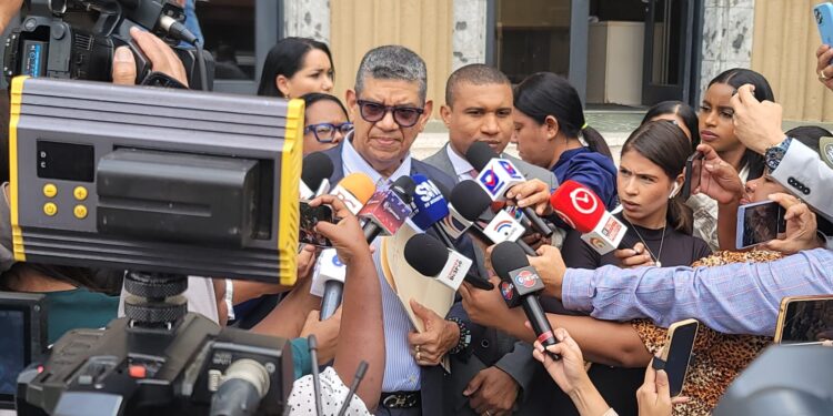 Periodista Vargavila Riverón se querella contra Ángel Martínez por difamación y violación a la Ley 53-07