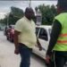 Alcalde de Las Matas de Farfán enfrenta agentes de DIGESETT que fiscalizaban motoristas