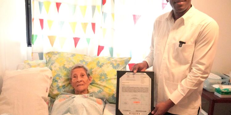 Gobierno entrega título de propiedad a señora de 99 años en ocasión al Día de las Madres