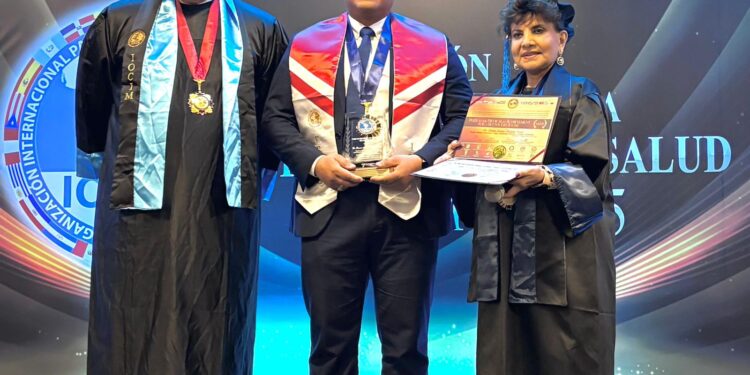Otorgan reconocimiento internacional a cirujano ortopeda doctor Ramón Saldaña Matar&nbsp; como profesional más destacado de la salud 2024-2025