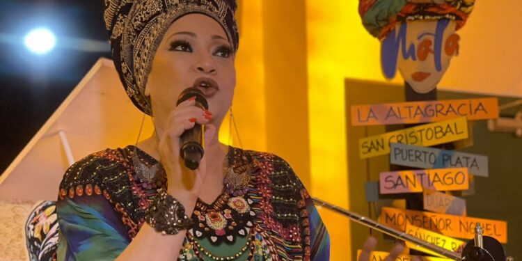 Diomary La Mala cautiva a Higüey con su potente voz en Amy Rooftop
