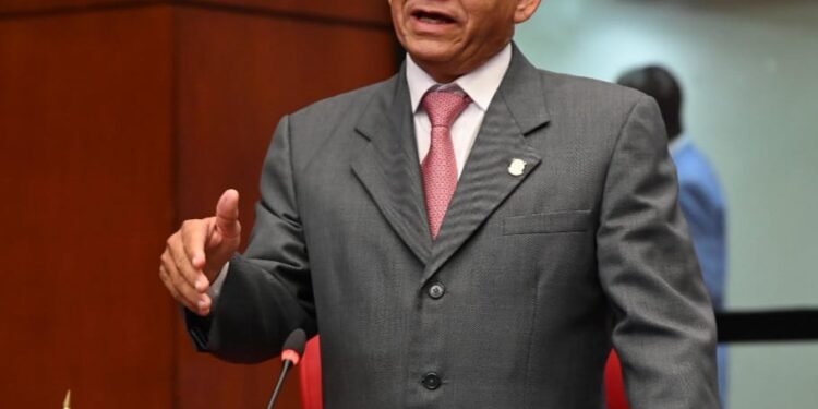Senador PRM reclama terminen más de 40 escuelas y vías