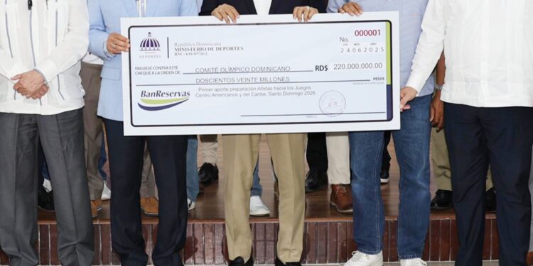 Ministro Kelvin Cruz entrega 220 millones para preparación de atletas hacia los Juegos Santo Domingo 2026