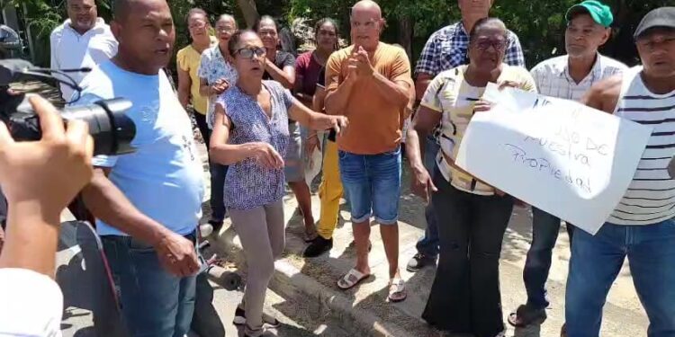 Familias denuncian terceros han titulado terrenos ocupados durante décadas en Monte Cristi; temen ser desalojados