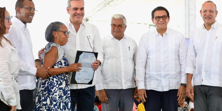 Pesidente Abinader entrega&nbsp; 537 títulos de propiedad en La Yagüita del Pastor,Santiago