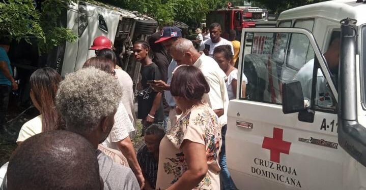 Sistema 911 coordinó asistencia ante accidente de tránsito con múltiples atrapados en Villa Altagracia