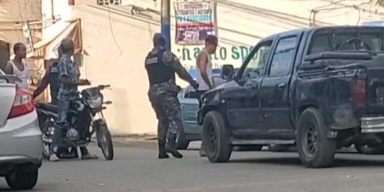 Policias en Los Alcarrizos continúan despojando a motoristas de sus motos, por simples infraccion