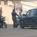 Policias en Los Alcarrizos continúan despojando a motoristas de sus motos, por simples infraccion