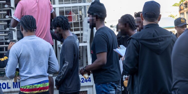 Detienen conductor con 17 haitianos indocumentados en una jeepeta en Mao