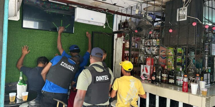 DINTEL y MP incautan más de 27 mil cigarrillos, 166 celulares y otros artículos en allanamiento a comercio en La Romana