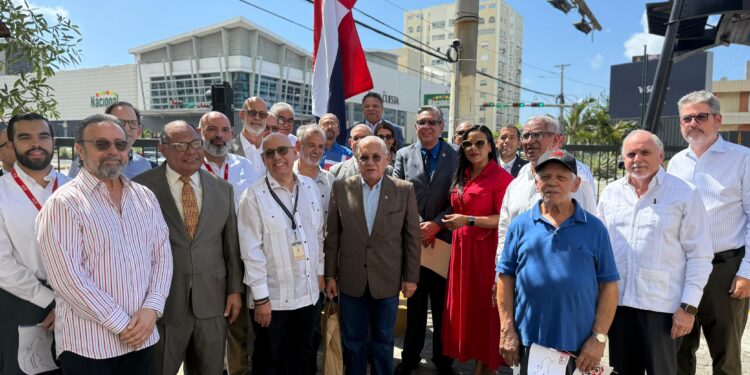 Fundación Lasallistas Dominicanos 73 promueve la dominicanidad con izamiento de la Bandera Nacional en Unicentro Plaza