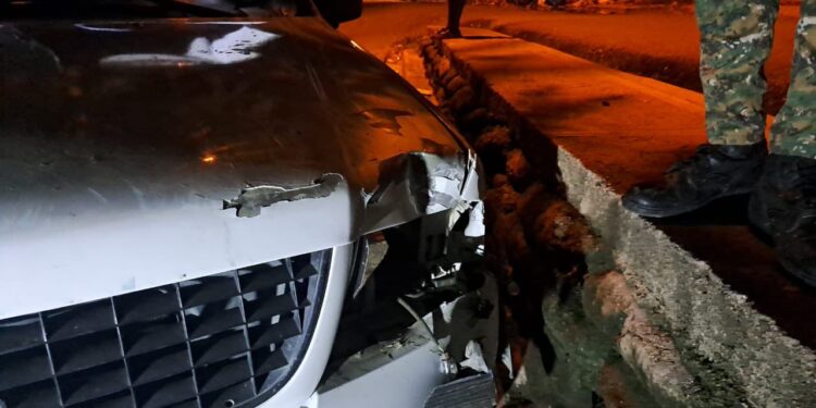 Conductor borracho impacta su vehículo con una vivienda en Dajabón
