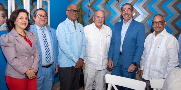 Asjana David recibe respaldo de notables médicos académicosde la Facultad de Ciencias de la Salud de la UASD