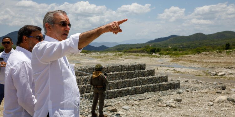 Presidente Abinader inaugura obras hidráulicas claves para proteger comunidades y fortalecer producción agrícola en Azua