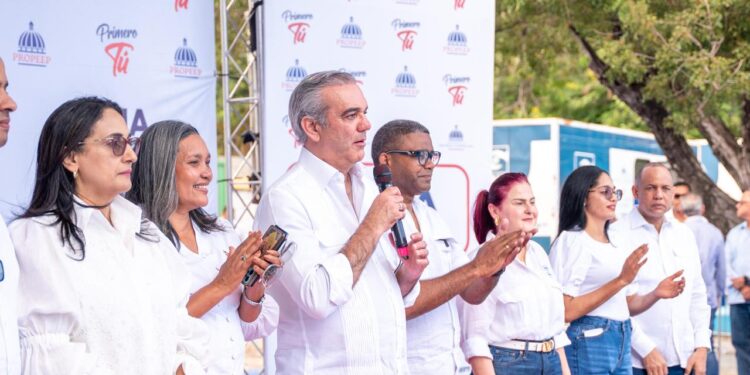 Abinader reafirma en Azua su compromiso con los más pobres del país