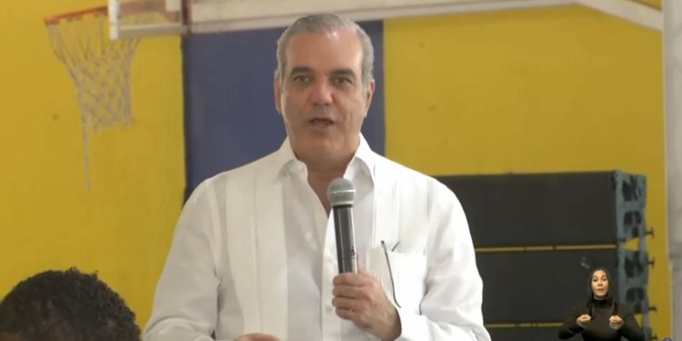 Presidente Abinader celebra cumpleaños entregando títulos de propiedad a 1,800 familias en el municipio de Quisqueya