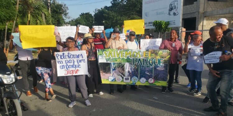 Realizan marcha caminata en  Los Alcarrizos en  protesta por deterioro de parque Ecológico y que propicia delincuencia