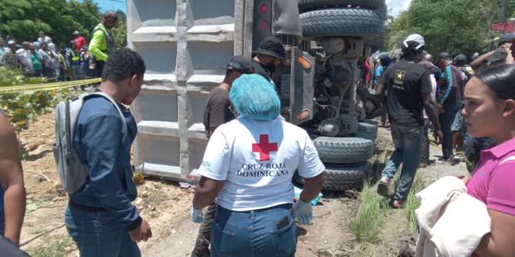 Accidente deja al menos cinco fallecidos en la 6 de Noviembre; 911 brinda asistencia